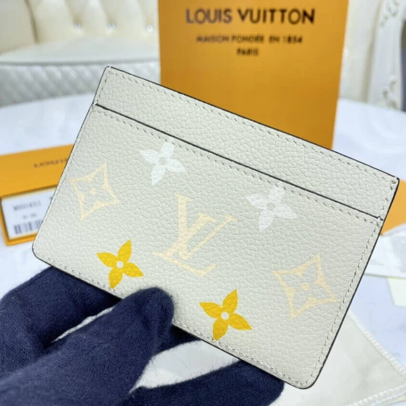 Louis vuitton locations 3 card sl Louis Vuitton Card Holder Beige