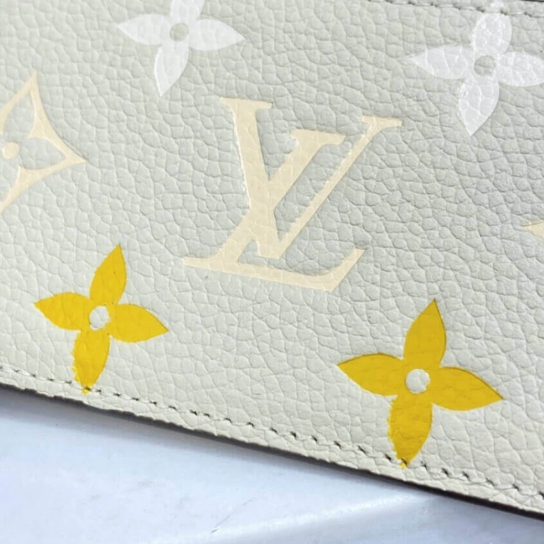 Louis vuitton locations 3 card sl Louis Vuitton Card Holder Beige