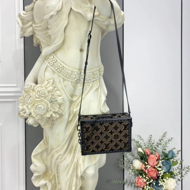 Mythick ru Tufted LV Louis Vuitton Clutch Box