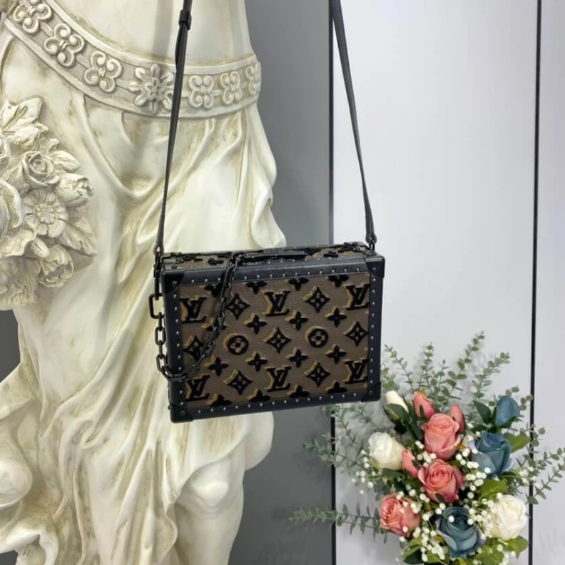 Mythick ru Tufted LV Louis Vuitton Clutch Box