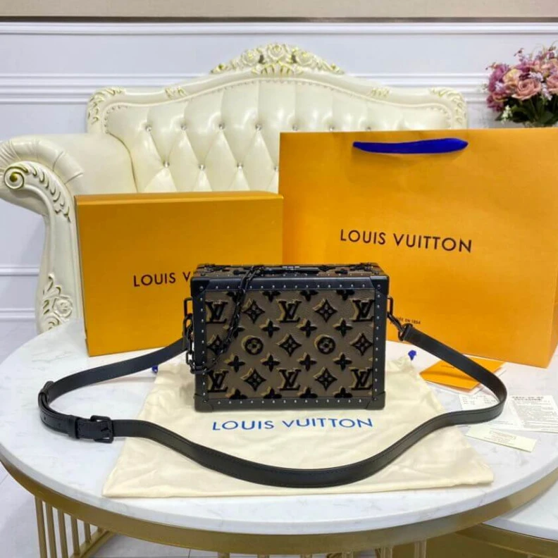 Mythick ru Tufted LV Louis Vuitton Clutch Box