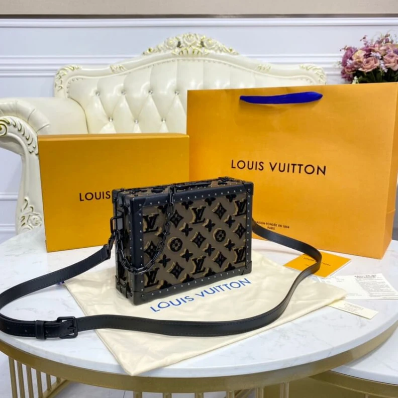 Mythick ru Tufted LV Louis Vuitton Clutch Box