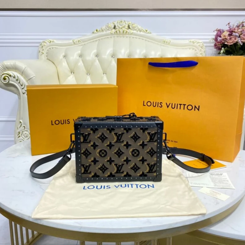 Mythick ru Tufted LV Louis Vuitton Clutch Box