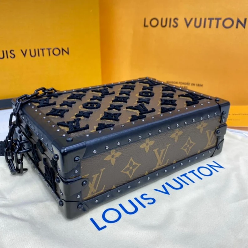 Mythick ru Tufted LV Louis Vuitton Clutch Box