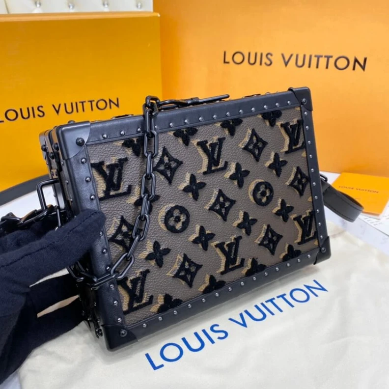 Mythick ru Tufted LV Louis Vuitton Clutch Box