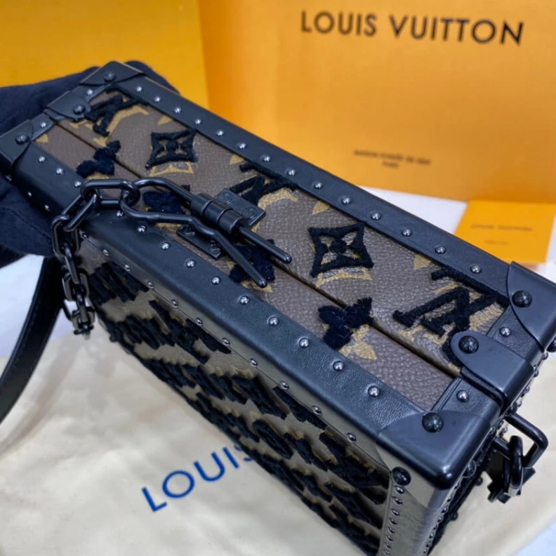 Mythick ru Tufted LV Louis Vuitton Clutch Box