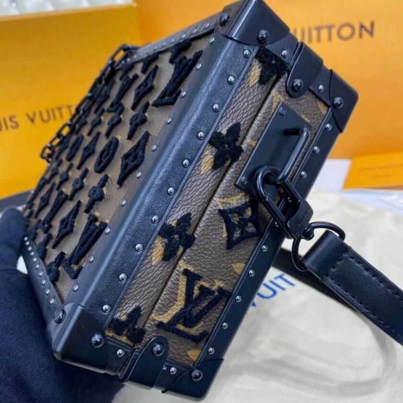 Mythick ru Tufted LV Louis Vuitton Clutch Box