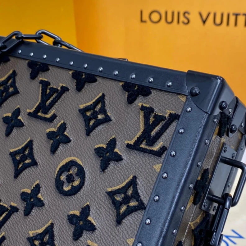 Mythick ru Tufted LV Louis Vuitton Clutch Box