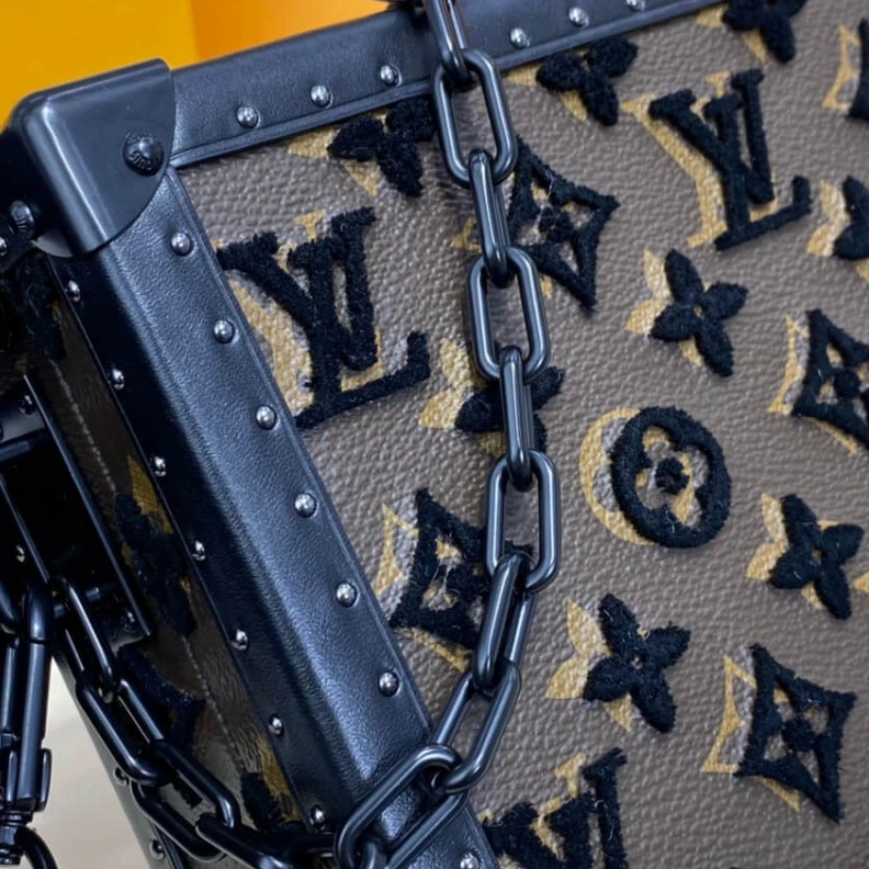 Mythick ru Tufted LV Louis Vuitton Clutch Box