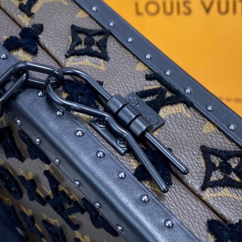 Mythick ru Tufted LV Louis Vuitton Clutch Box