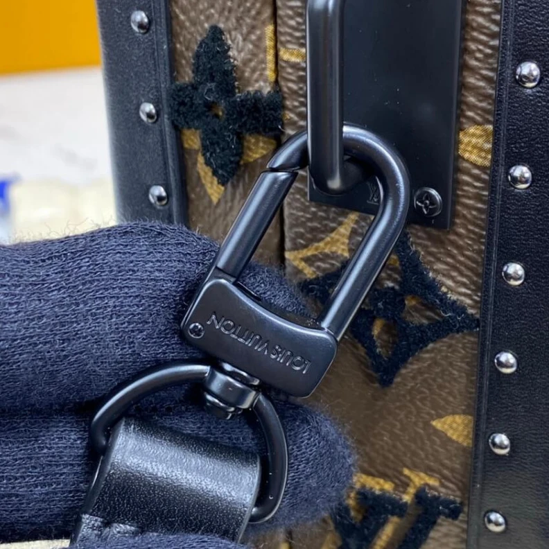 Mythick ru Tufted LV Louis Vuitton Clutch Box