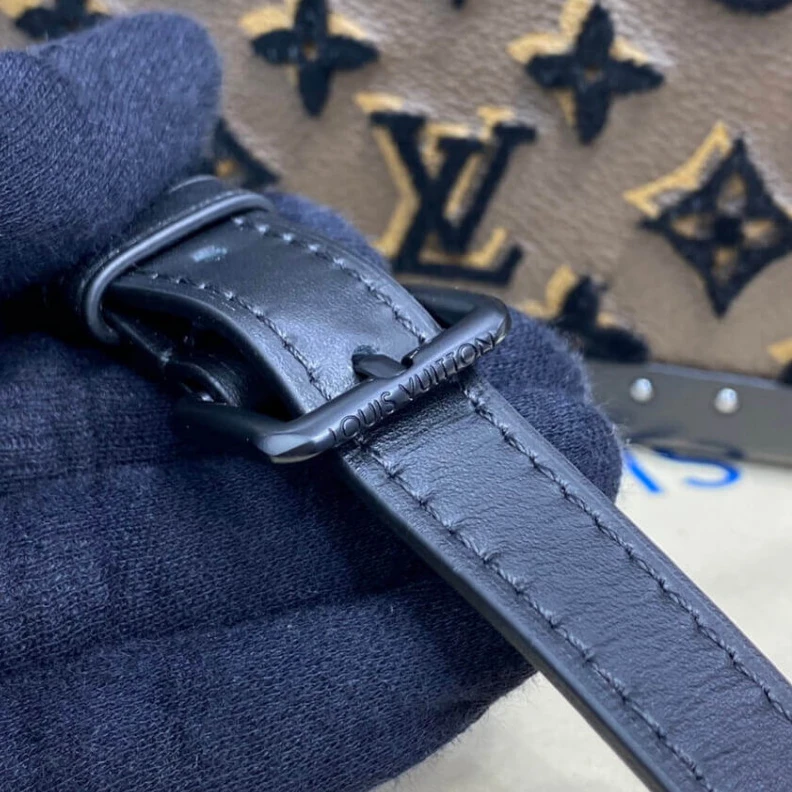 Mythick ru Tufted LV Louis Vuitton Clutch Box