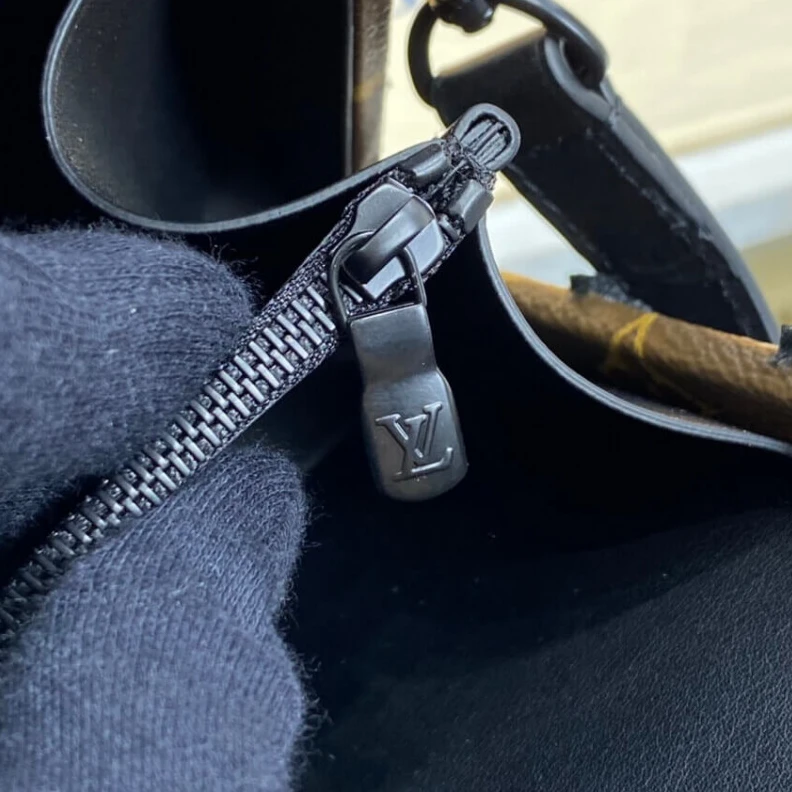 Mythick ru Tufted LV Louis Vuitton Clutch Box