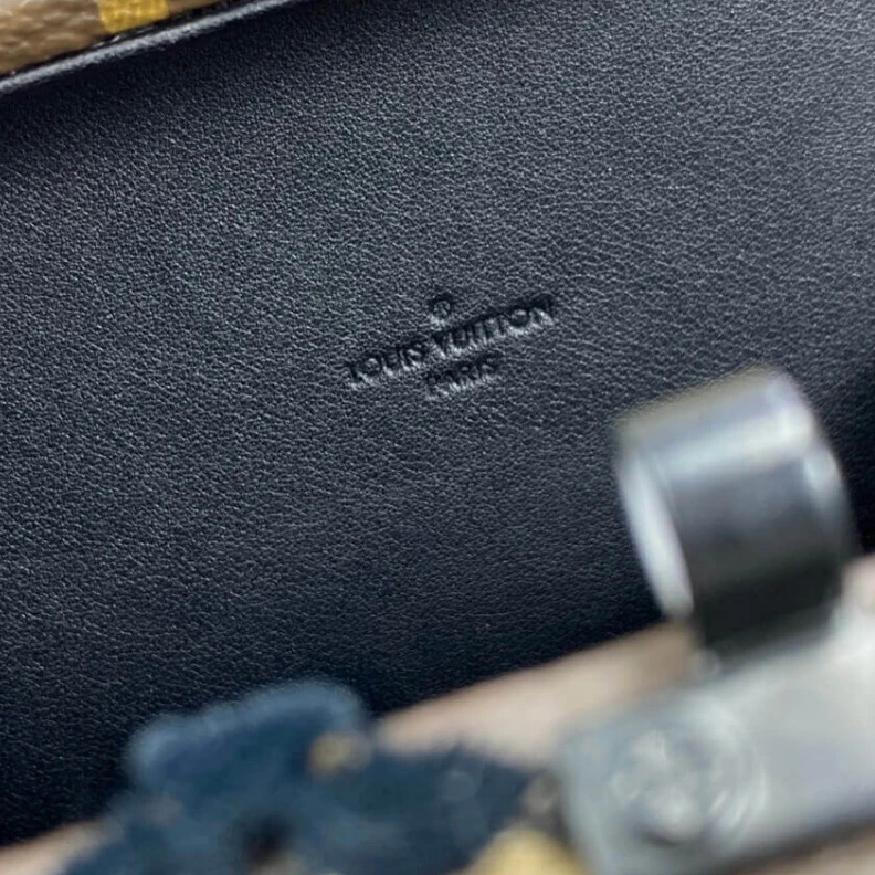 Mythick ru Tufted LV Louis Vuitton Clutch Box
