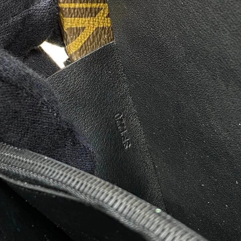 Mythick ru Tufted LV Louis Vuitton Clutch Box