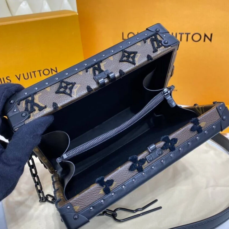Mythick ru Tufted LV Louis Vuitton Clutch Box
