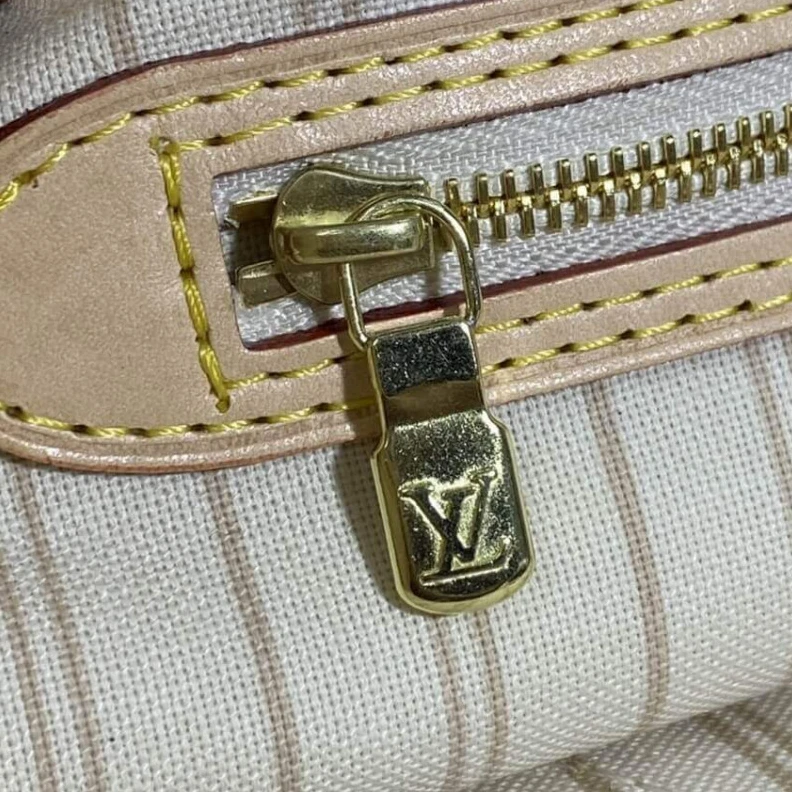 Louis vuitton locations Hook clos Louis Vuitton Damier Azur Neverfull MM Beige