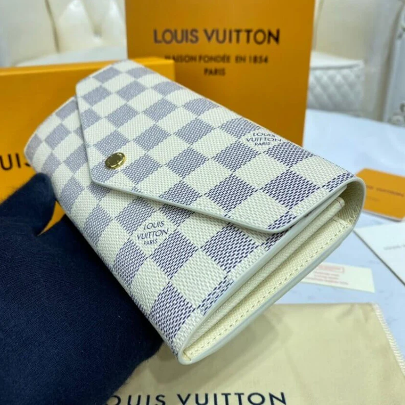 Mythick ru Grained c Louis Vuitton Damier Azur Sarah Wallet