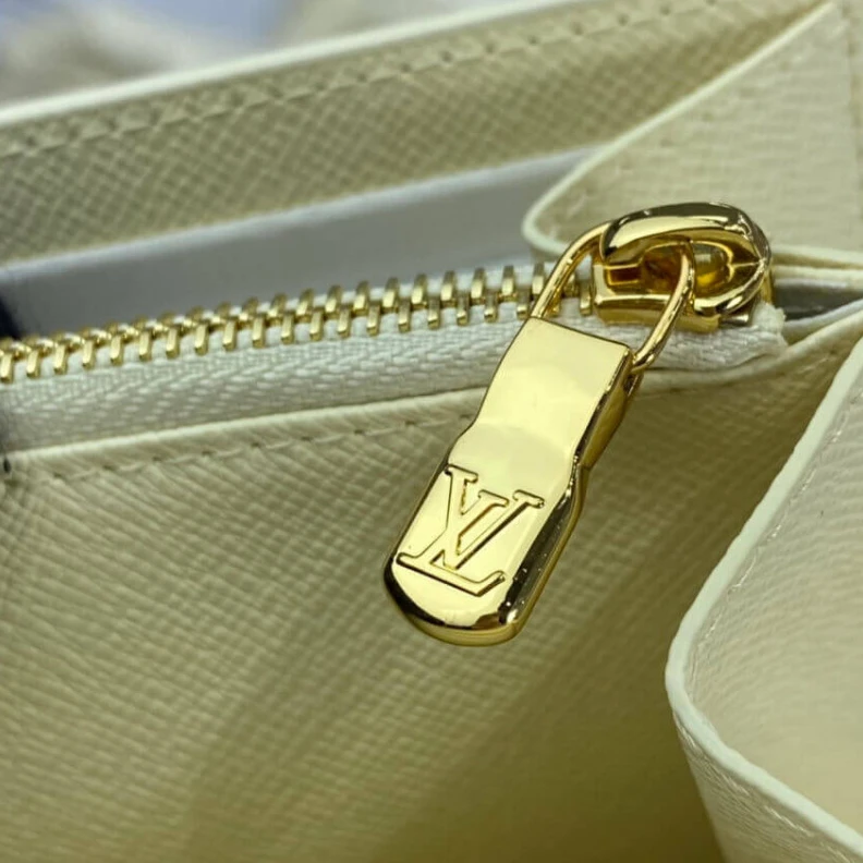 Mythick ru Grained c Louis Vuitton Damier Azur Sarah Wallet