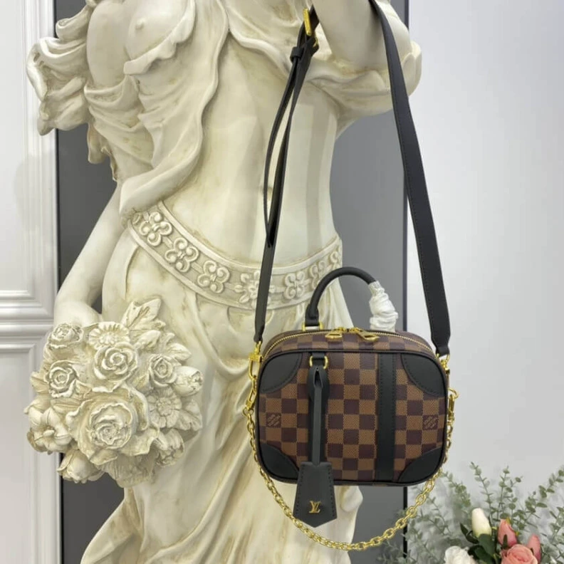 Mythick Chain dro Louis Vuitton Damier Azur Valisette Souple BB Black