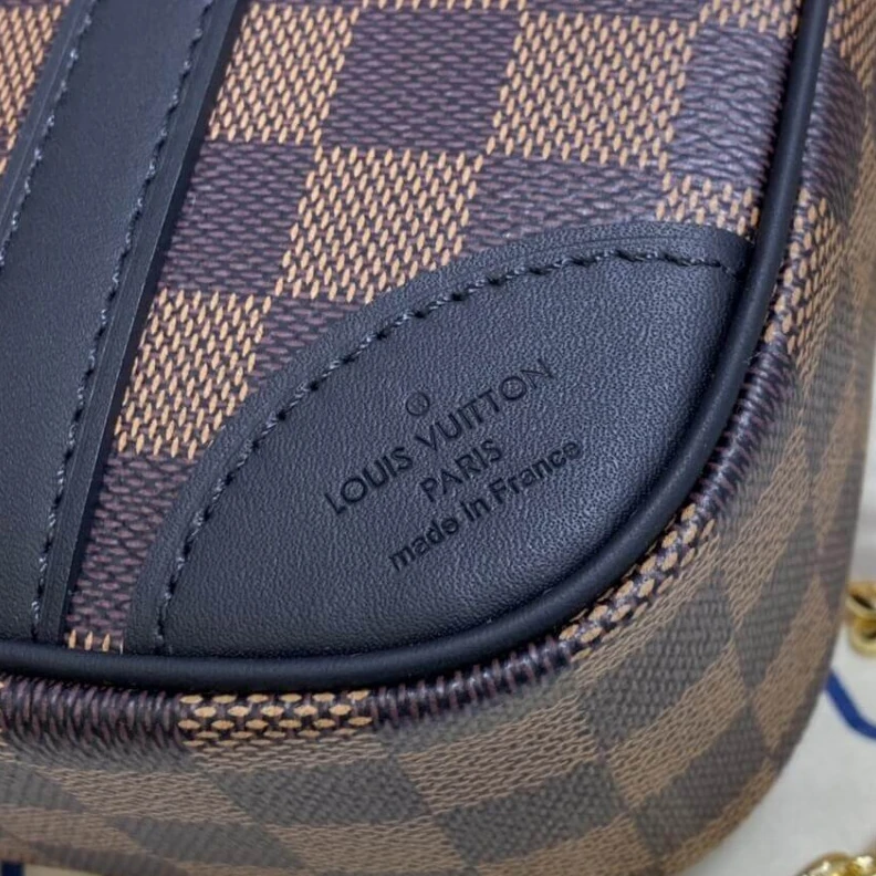 Mythick Chain dro Louis Vuitton Damier Azur Valisette Souple BB Black