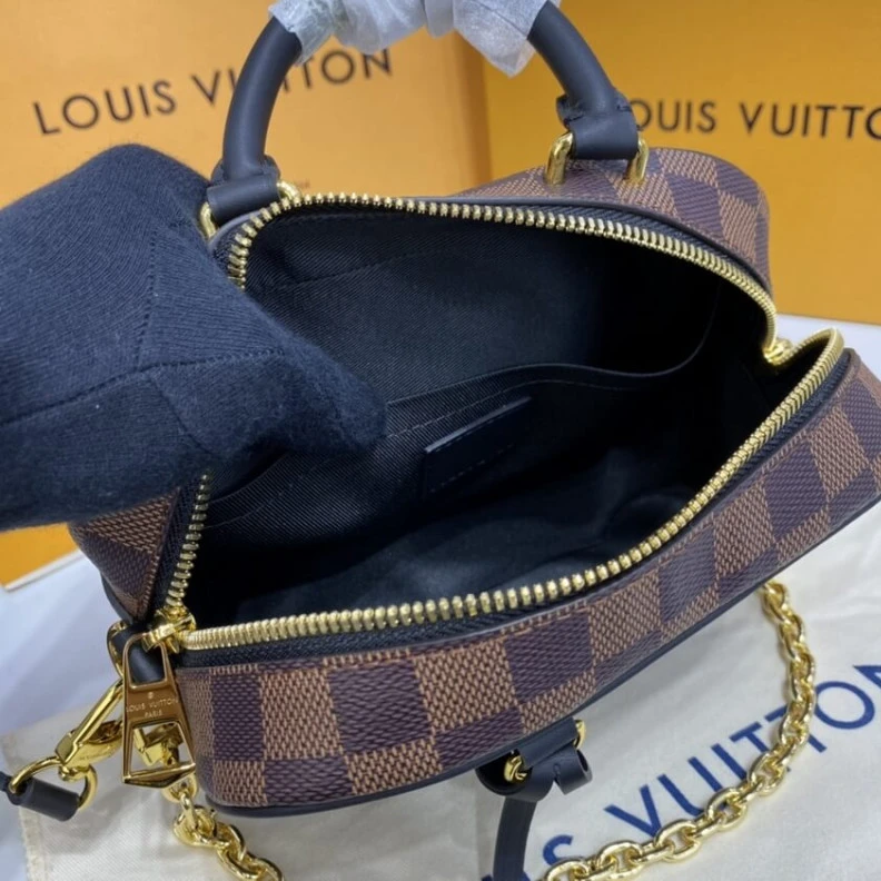 Mythick Chain dro Louis Vuitton Damier Azur Valisette Souple BB Black