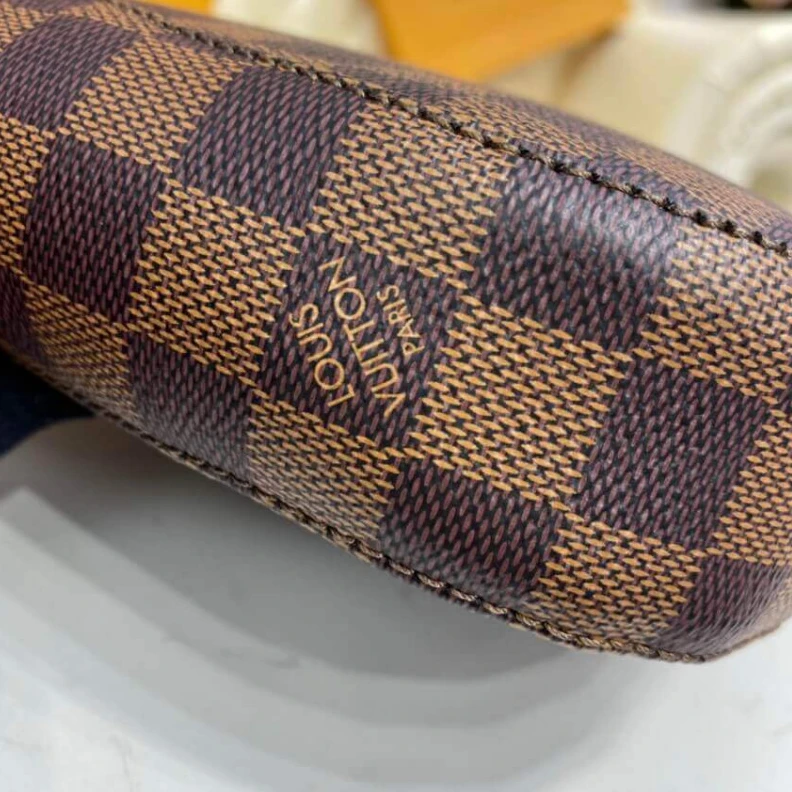 Louis vuitton locations Damier Eb LV Damier Ebene South Bank Besace
