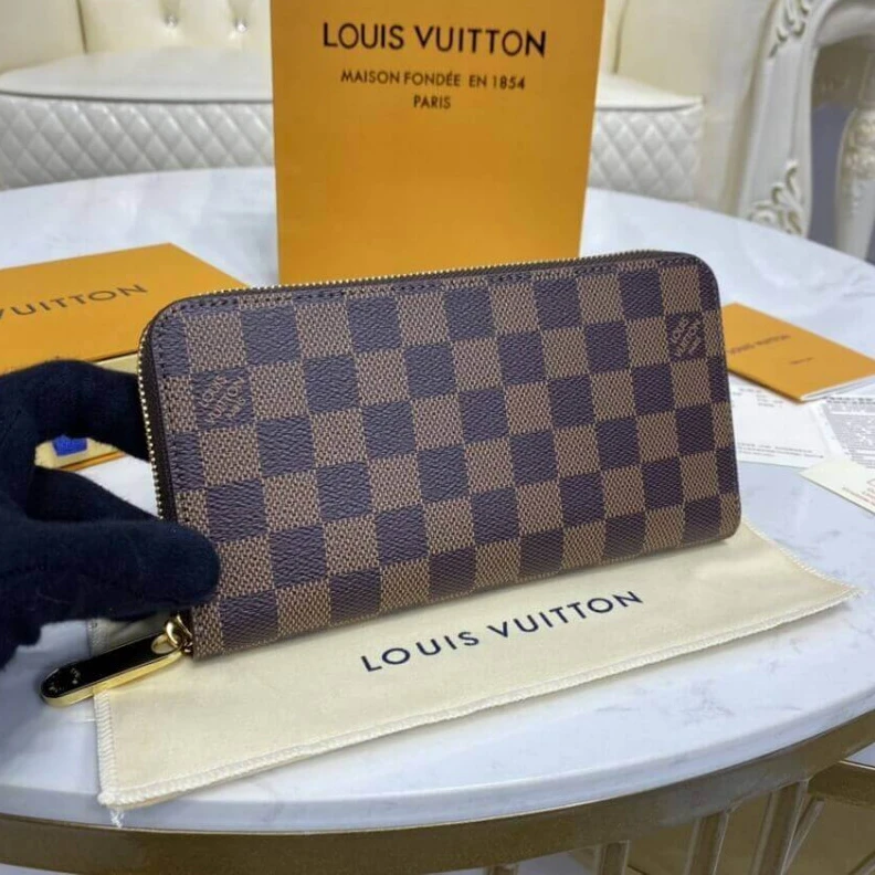 Replica bag This iconi Louis Vuitton Damier Ebene Zippy Wallet Brown