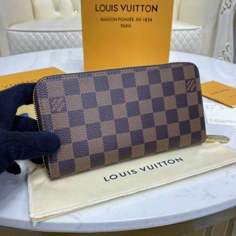 Replica bag This iconi Louis Vuitton Damier Ebene Zippy Wallet Brown