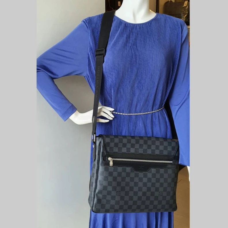Mythick 33.5 x 29 Louis Vuitton Damier Graphite Daniel MM Messenger Bag