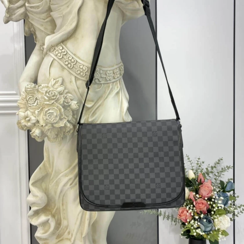 Mythick 33.5 x 29 Louis Vuitton Damier Graphite Daniel MM Messenger Bag