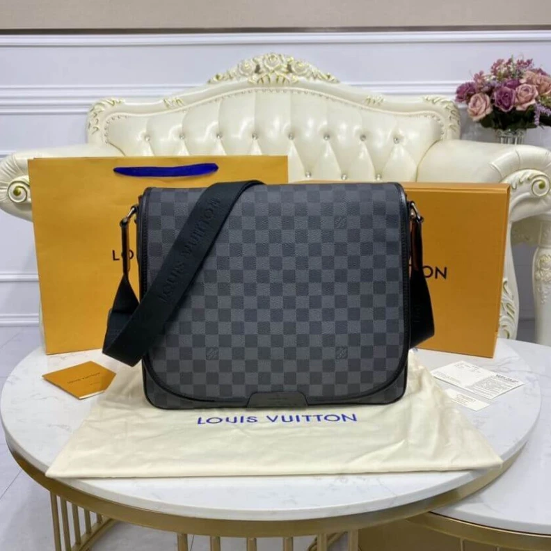 Mythick 33.5 x 29 Louis Vuitton Damier Graphite Daniel MM Messenger Bag
