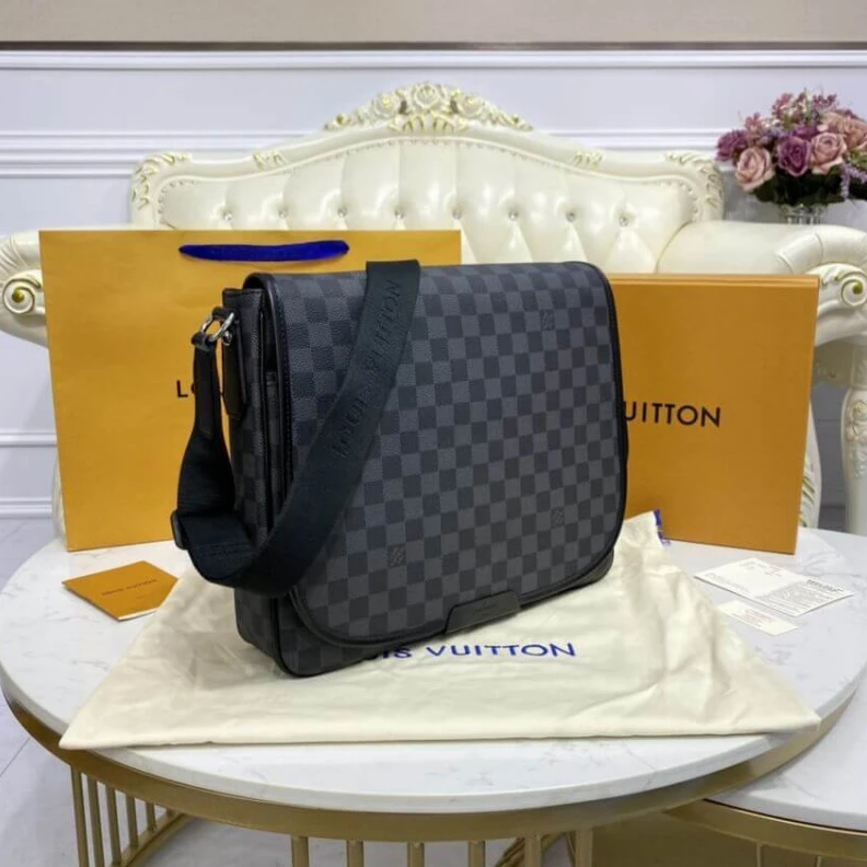 Mythick 33.5 x 29 Louis Vuitton Damier Graphite Daniel MM Messenger Bag