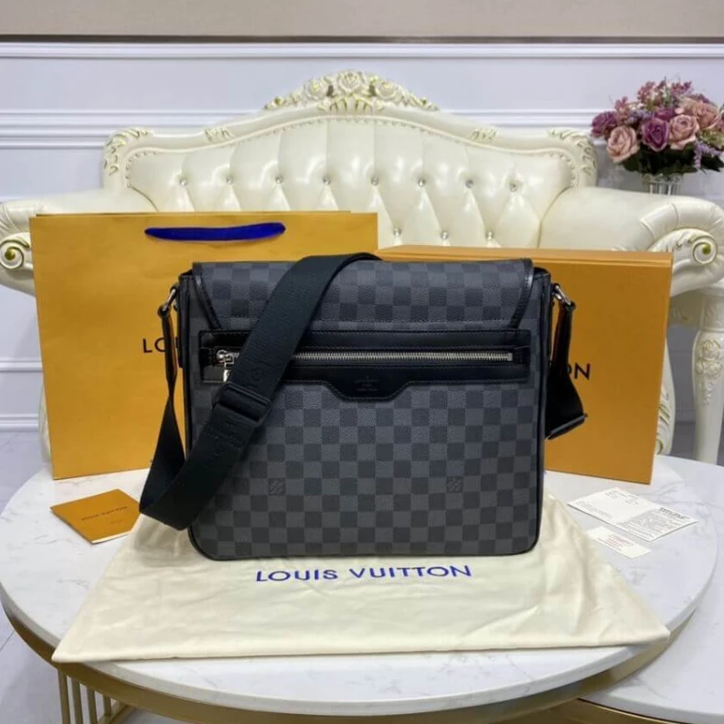 Mythick 33.5 x 29 Louis Vuitton Damier Graphite Daniel MM Messenger Bag