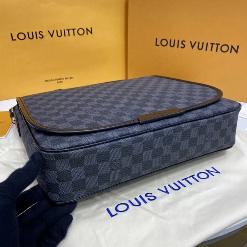 Mythick 33.5 x 29 Louis Vuitton Damier Graphite Daniel MM Messenger Bag
