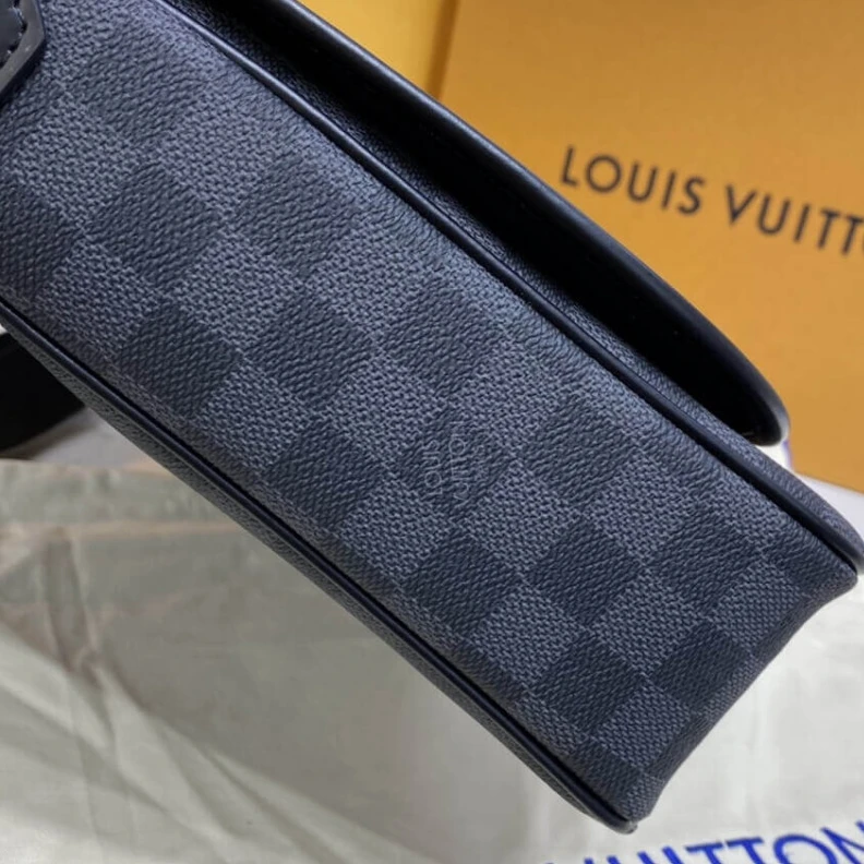 Mythick 33.5 x 29 Louis Vuitton Damier Graphite Daniel MM Messenger Bag