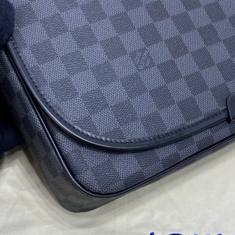 Mythick 33.5 x 29 Louis Vuitton Damier Graphite Daniel MM Messenger Bag
