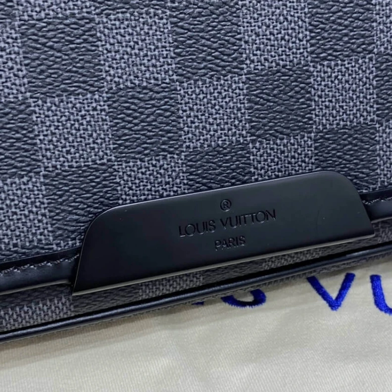 Mythick 33.5 x 29 Louis Vuitton Damier Graphite Daniel MM Messenger Bag