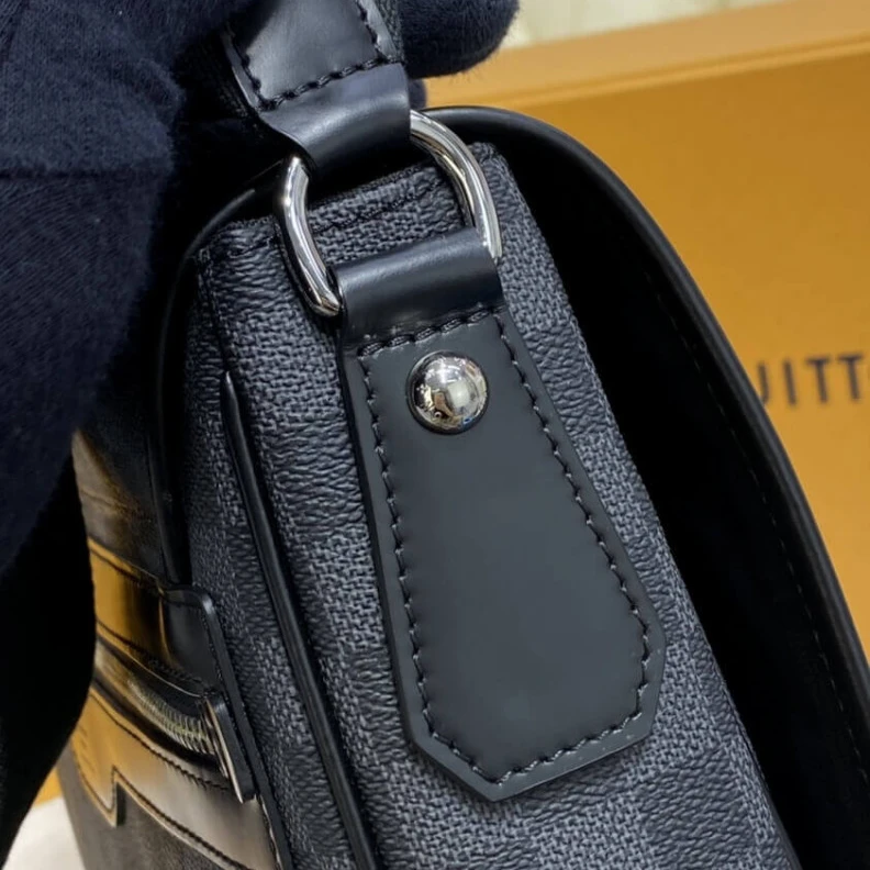 Mythick 33.5 x 29 Louis Vuitton Damier Graphite Daniel MM Messenger Bag