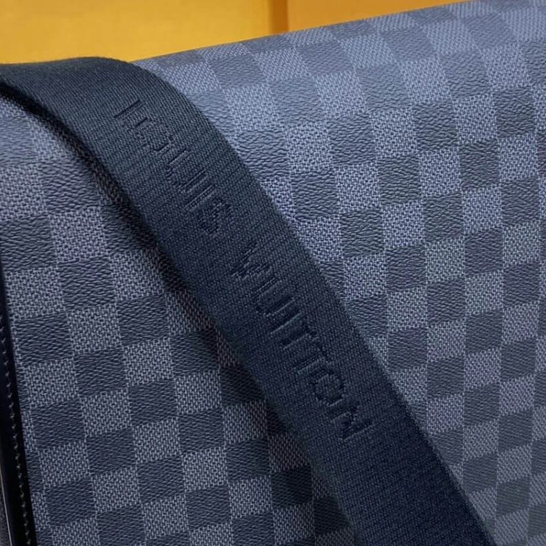 Mythick 33.5 x 29 Louis Vuitton Damier Graphite Daniel MM Messenger Bag