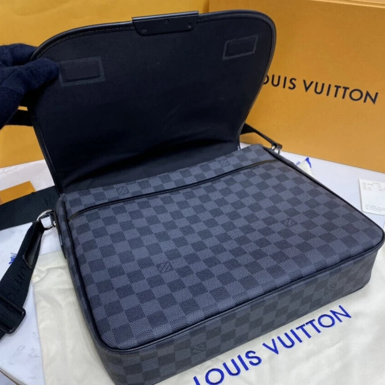 Mythick 33.5 x 29 Louis Vuitton Damier Graphite Daniel MM Messenger Bag
