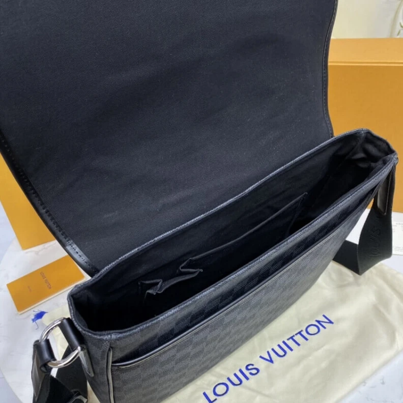 Mythick 33.5 x 29 Louis Vuitton Damier Graphite Daniel MM Messenger Bag