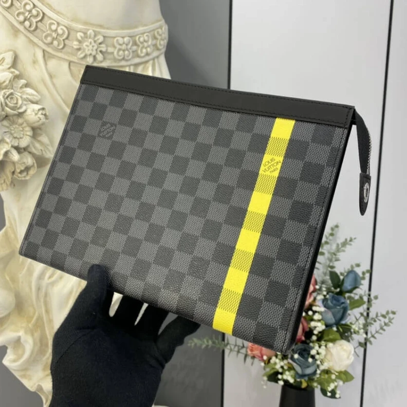 Zip closi Louis Vuitton Damier Graphite Stripe Pochette Voyage MM Yellow