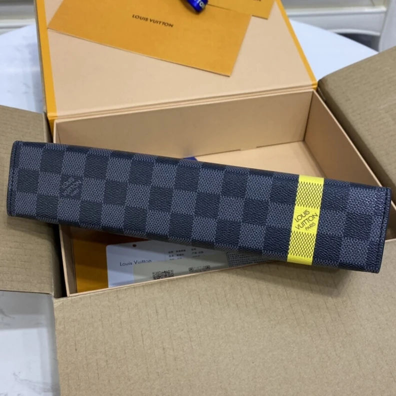 Mythick ru Zip closi Louis Vuitton Damier Graphite Stripe Pochette Voyage MM Yellow