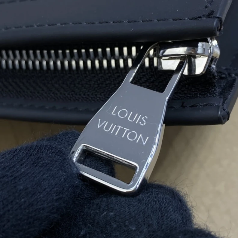 Mythick ru Zip closi Louis Vuitton Damier Graphite Stripe Pochette Voyage MM Yellow