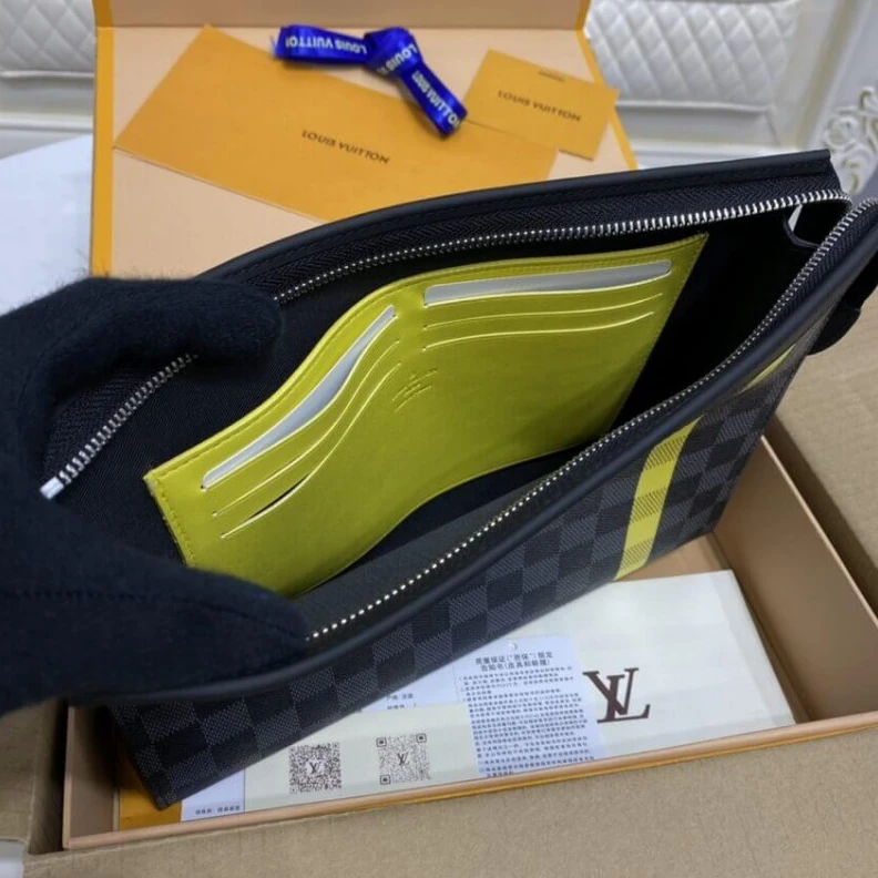 Mythick ru Zip closi Louis Vuitton Damier Graphite Stripe Pochette Voyage MM Yellow