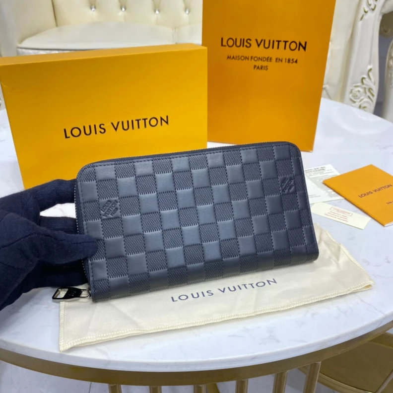 16 CC slo Louis Vuitton Damier Infini Leather Zippy Organizer