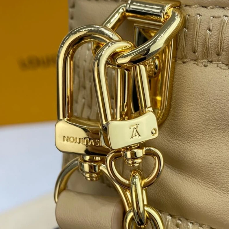 Replica bag Damier Qu Louis Vuitton Damier Quilt Lambskin Troca MM Beige