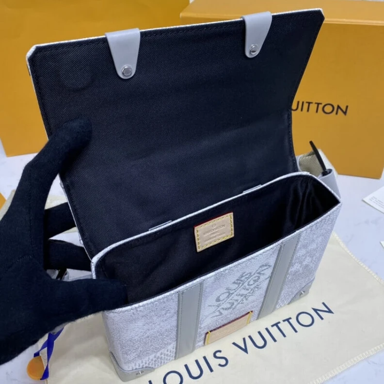 Louis vuitton locations Textile l Louis Vuitton Damier Salt Canvas Trunk Slingbag White