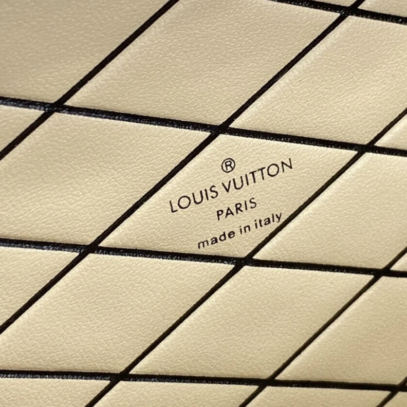Louis vuitton locations Supremely Louis Vuitton Epi Leather Petite Malle White